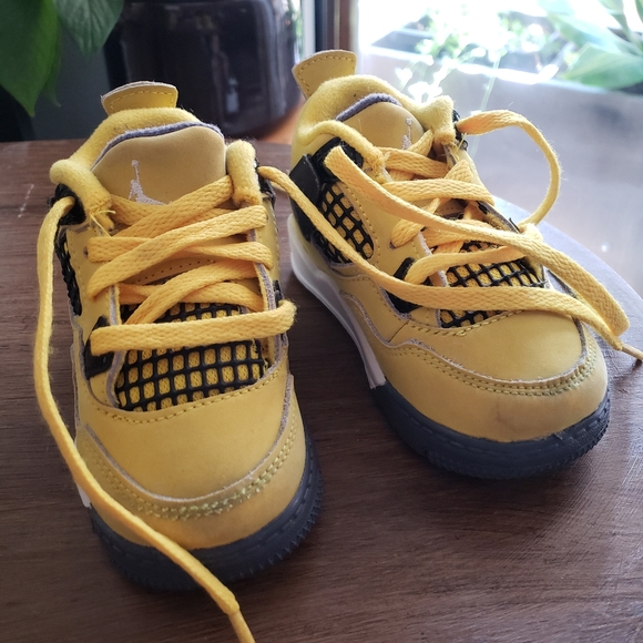 Nike Air Jordan 4 Retro Lightning Sz 6C 2021 - Picture 2 of 5